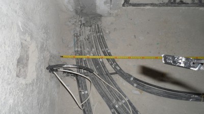 Слева телевизионные провода - под щитом 1